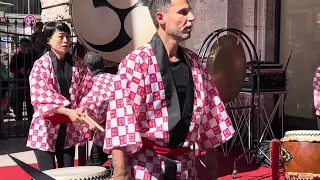Uniqlo a Roma. Tamburisti Taiko Drumming / Uniqlo в Риме. Барабанщики Тайко.