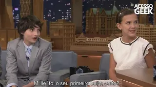 Millie fala como foi beijar Finn ( LEGENDADO )FULLHD