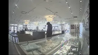 Raw video: Smash and grab jewelry store robbery