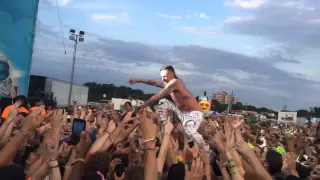 Crowd surfing Ninja Die Antwoord