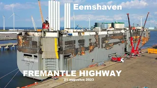 Lossen van de uitgebrande  Fremantle Highway in volle gang in de Eemshaven.