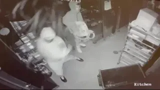 Gun store break-in fail caught on camera