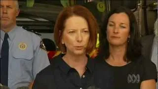 PM Gillard speaks of 'great mateship' with fire-stricken Tasmania