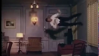 Fred Astaire dançando pelas paredes no filme Núpcias Reais (Royal Wedding, 1951)