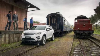 Look This...Land Rover Discovery Sport pulls 100-tonne train