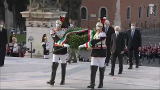 Il Presidente Mattarella depone una corona d’alloro all’Altare della Patria