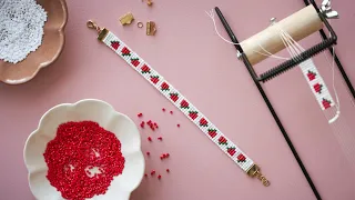 Woven bead bracelet with strawberry pattern – DIY by Søstrene Grene