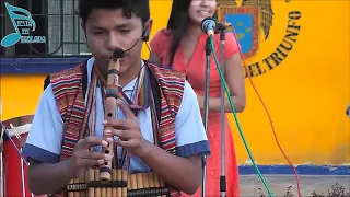 Adolescente Genio toca El Cóndor Pasa y Vírgenes del Sol