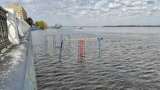 Началось: в Самаре ушел под воду пляж у «Ладьи»