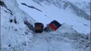 Accident in Ladakh || Truck accident || Truck hit by a avalanche || Manali - Leh ||