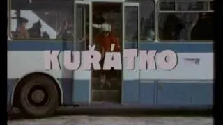 Autobus Karosa C 734.00 na začátku 1. dílu seriálu Rozpaky kuchaře Svatopluka