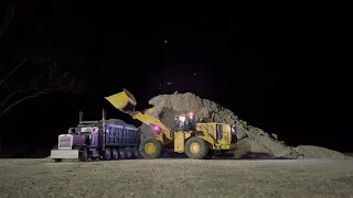 1/14 scale Kabolite K988 ((CAT 988K)) loading Peterbilt 389 dump truck