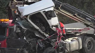 LKW gegen Brücke - Führerhaus völlig zerstört - Fahrer tot auf A46 in Wuppertal am 02.11.22