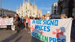 Milano, nuovo sabato di proteste contro il Green Pass: il corteo dal Duomo al Tribunale