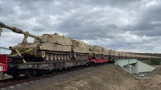 Kolejowy transport wojskowy podczas wjazdu na toruński poligon