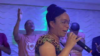 URGENTE ! Ela cantou e a igreja inteira chorou - Cantora Dalete Hungria