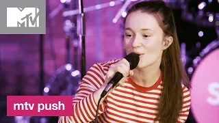 Sigrid Performs ‘Raw’ 🎶 | MTV Push