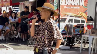 ESSE GAROTO CANTA DEBAIXO DE UM SOL FORTE BOATE AZUL E FIO DE CABELO ELE É GUERREIRO VEJA VOZ LINDA