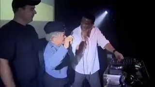 Crochê que nada! Idosa de 70 anos faz sucesso como DJ no Rio de Janeiro