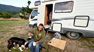 Camping-car japonais vintage au bord de la plage - Buddy the ELF