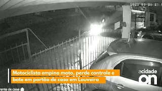 Motociclista empina moto, perde controle e bate em portão de casa em Louveira