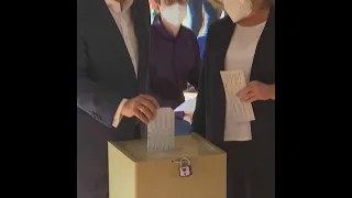 Beide Kreuze gut sichtbar: Laschet faltet seinen Wahlzettel falsch - VIDEO