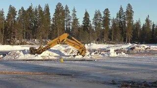 Bärgning 18 tons grävmaskin Cat 317 som sjunkit genom isväg. Cat 317 excavator through ice road.