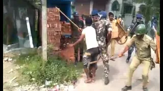 West Bengal: Police baton charge on bandh supporters in Islampur