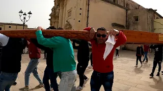 Pasqua 2024 a Ferla,preparazione delle vare grandi del Sabato Santo