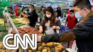 Moradores de Pequim correm para estocar alimentos e outros bens básicos | LIVE CNN