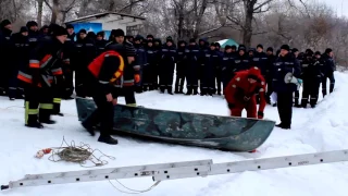 Співробітники ДСНС вдосконалили навики з порятунку постраждалих на воді у зимовий період