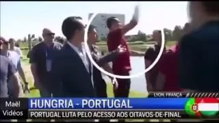 Cristiano Ronaldo jette le micro d'un journaliste dans l'eau !