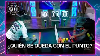 Padre e hijo se enfrentan en el "Pasa la bola", la actividad de la tarde  - Gran Hermano