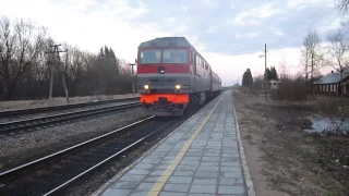 ТЭП70-0084 с поездом Дно — Псков на станции Карамышево.