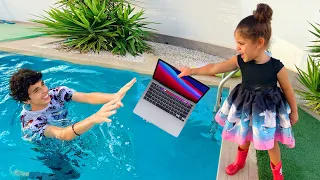 Amira jette le PC a sami dans la piscine￼