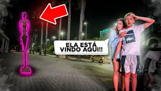 A ESTÁTUA APARECEU NO MEIO DA RUA A NOITE - MUITO BIZARRO😱😱😱