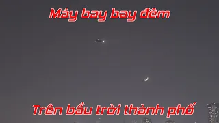 Máy bay trên bầu trời thành phố về đêm.