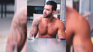 Gusttavo Lima surge na sofrência, fumando, bebendo e manda "indireta".