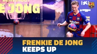 Frenkie de Jong touches the ball for the first time at Camp Nou