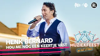 Henk Bernard - Hou me nog een keertje vast • Muziekfeest op het Plein 2022 // Sterren NL