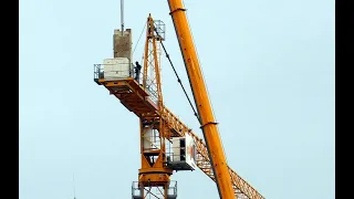 Baukranmontage in schwindelnder Höhe