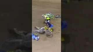 Eli Tomac helping a moto brother. Shows the kind of person he is! what a man. 08/20/2016 Budds Cree