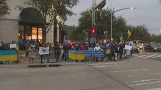 'This is the Alamo for Ukraine' | Houstonians stand in solidarity for Ukraine after Russian invasion