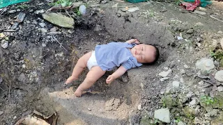 Single mother, 18 years old - Took her 2 children to harvest pumpkin flowers to sell