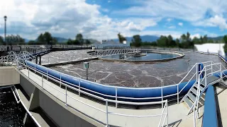 ¿Cómo opera una planta de tratamiento de aguas residuales?