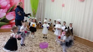 МАЛЫШИ-КОТЯТКИ  "Танец с клубочками"