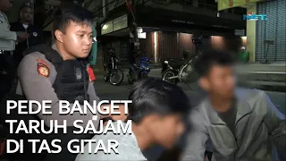 Bocah 13 Tahun Menyimpan Sajam Di Tas Gitar Agar Tidak Ketahuan Oleh Petugas - 86