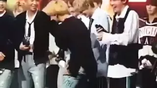 😂Jimin se cae del escenario😂