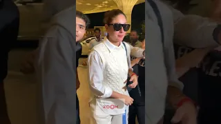 Kareena Kapoor Khan gets SCARED after she gets mobbed by fans at airport 😱 | #shorts #kareenakapoor