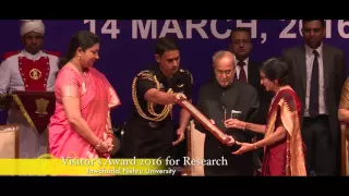 President Mukherjee presents Visitor's Awards 2016 at Rashtrapati Bhavan March 14, 2016.